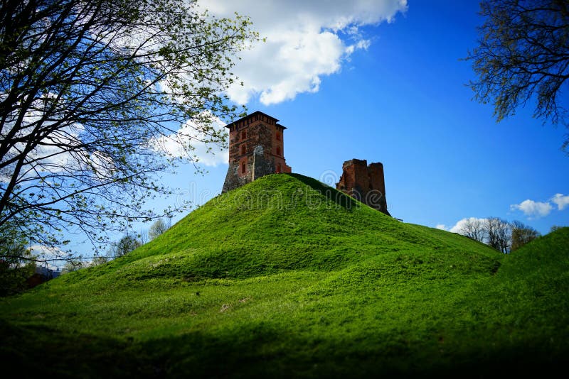 Oude geruïneerde kasteelvesting op een groene heuvel royalty-vrije stock afbeeldingen Oude geruïneerde kasteelvesting op een groene heuvel royalty-vrije stock afbeeldingen
