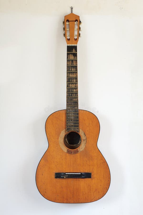 Oude gitaar op de muur royalty-vrije stock afbeeldingen Oude gitaar op de muur royalty-vrije stock afbeeldingen