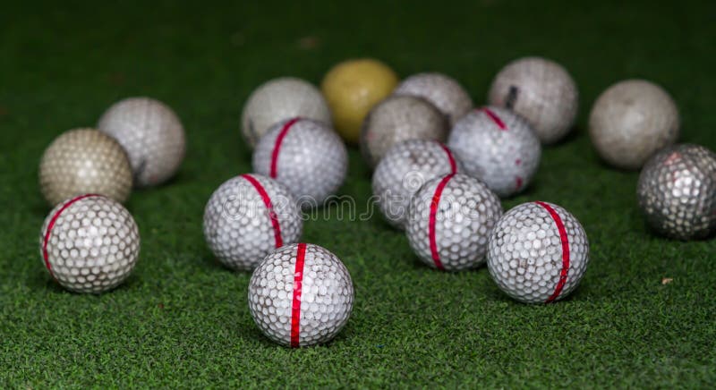 Oude Golfballen Kunstmatig Stock Foto Image of aandrijving: 42489186