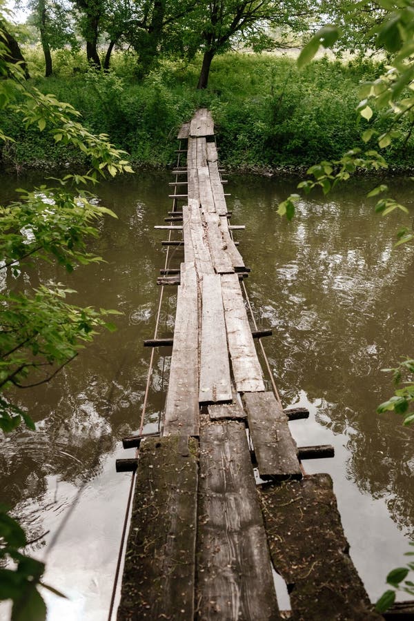 Oude houten brug, houten brug over een kleine rivier, brug met aard royalty-vrije stock afbeeldingen Oude houten brug, houten brug over een kleine rivier, brug met aard royalty-vrije stock afbeeldingen