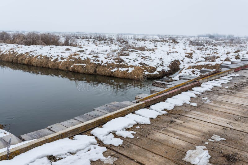 Oude houten brug over Olt-rivier bij wintertijd royalty-vrije stock fotografie