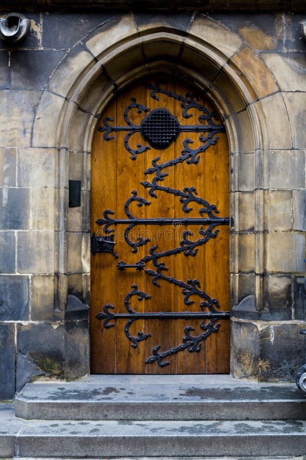 Oude houten deur met gesmeed patroon in Gotische stijl Het Kasteel van Praag - Gotische architectuur van st Vitus kathedraal acht royalty-vrije stock foto Oude houten deur met gesmeed patroon in Gotische stijl Het Kasteel van Praag - Gotische architectuur van st Vitus kathedraal acht royalty-vrije stock foto