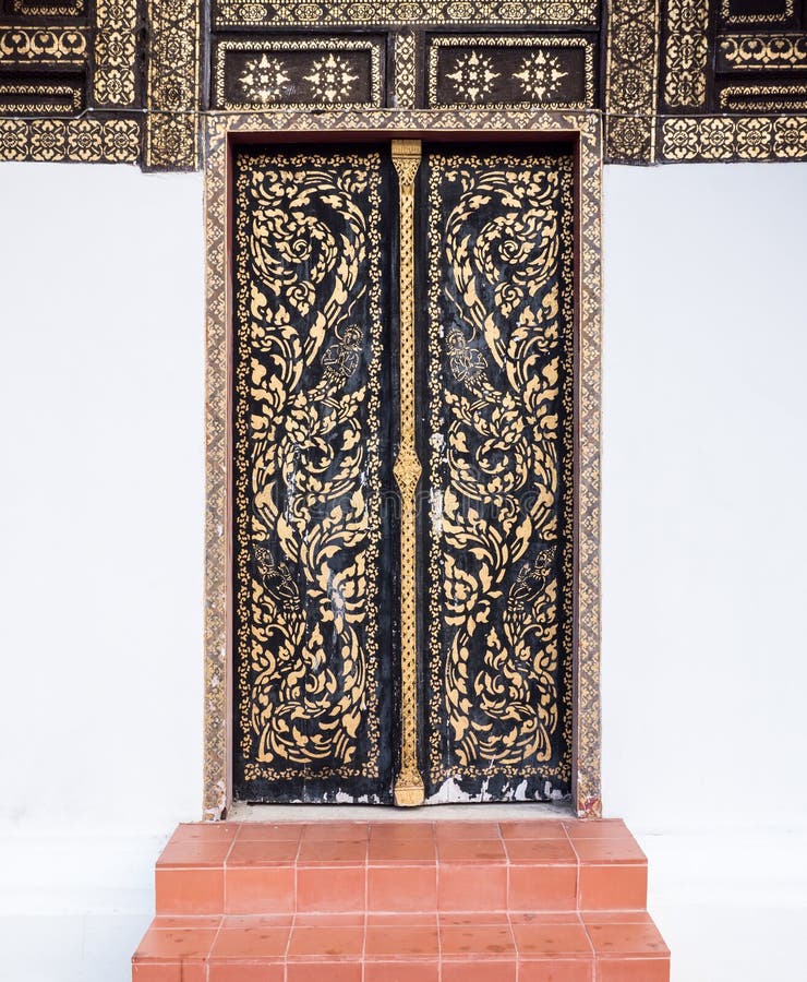 Oude houten deur met het traditionele Thaise patroon royalty-vrije stock fotografie Oude houten deur met het traditionele Thaise patroon royalty-vrije stock fotografie