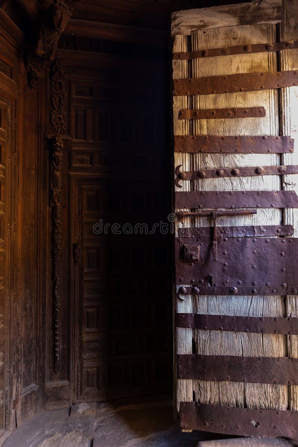 Oude houten deur open, ingang aan de kerk in Soria royalty-vrije stock fotografie Oude houten deur open, ingang aan de kerk in Soria royalty-vrije stock fotografie