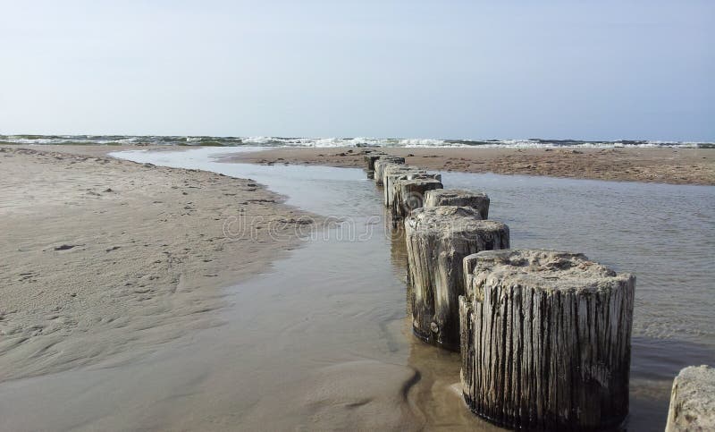 Oude houten golfbreker die in de Oostzee gaan royalty-vrije stock afbeelding Oude houten golfbreker die in de Oostzee gaan royalty-vrije stock afbeelding