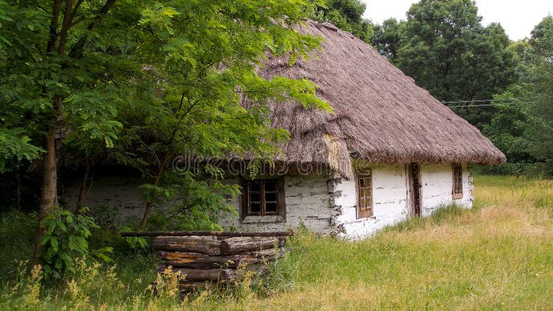 Oude houten hut van XIX die eeuw in openluchtmuseum in Sucha in Polen wordt gevestigd stock afbeeldingen Oude houten hut van XIX die eeuw in openluchtmuseum in Sucha in Polen wordt gevestigd stock afbeeldingen