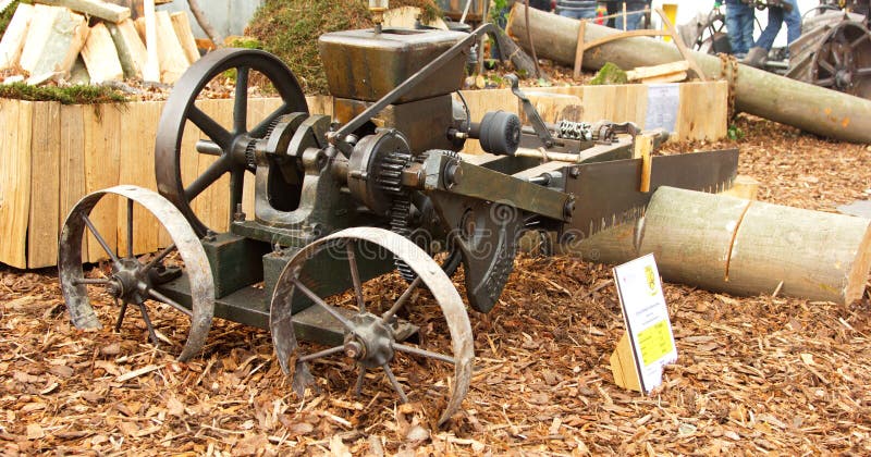 Oude houten snijmachine stock afbeelding Oude houten snijmachine stock afbeelding