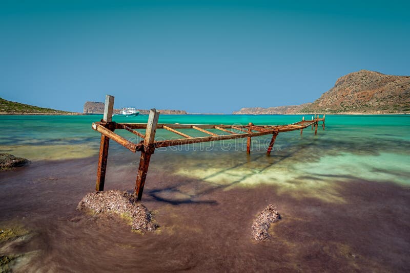 Oude ijzerpier op Balos-strand, Kreta, Griekenland stock foto Oude ijzerpier op Balos-strand, Kreta, Griekenland stock foto