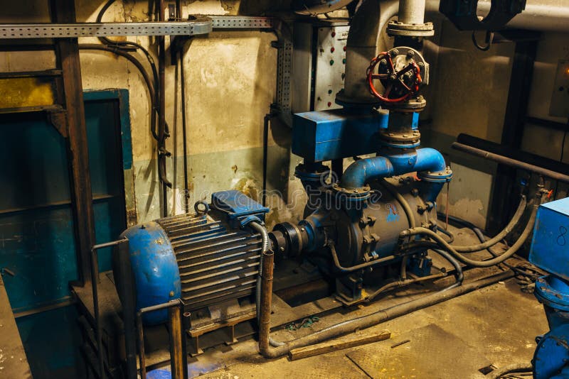 Crimineel veiligheid wit Oude Industriële Elektrische Compressor in Kelder Onder Fabriek Stock  Afbeelding - Image of distributie, stoffig: 130646281