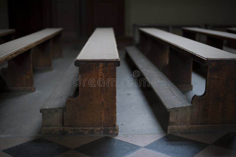 Oude kerk houten banken met slecht licht in lege kerk in Zagreb royalty-vrije stock fotografie Oude kerk houten banken met slecht licht in lege kerk in Zagreb royalty-vrije stock fotografie