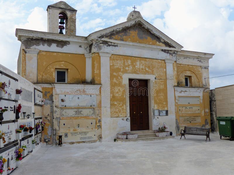Oude kerk van de begraafplaats van het Eiland Ponza in Italië stock foto's Oude kerk van de begraafplaats van het Eiland Ponza in Italië stock foto's