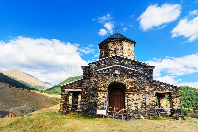 Oude kerk van Heilige Drievuldigheid in Shenako-dorp Tushetigebied georgië stock foto Oude kerk van Heilige Drievuldigheid in Shenako-dorp Tushetigebied georgië stock foto