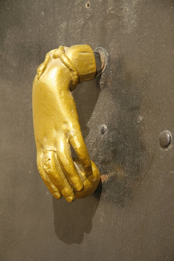 Oude deurklop aan de kerkdeur stock afbeelding