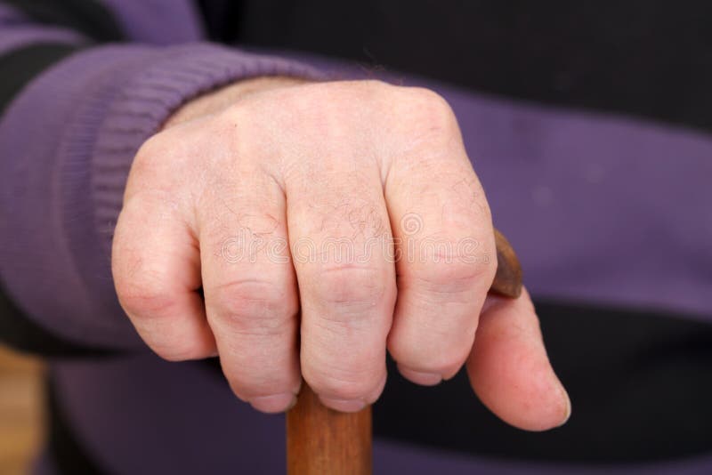 Werkende hand van een oude man royalty-vrije stock afbeeldingen