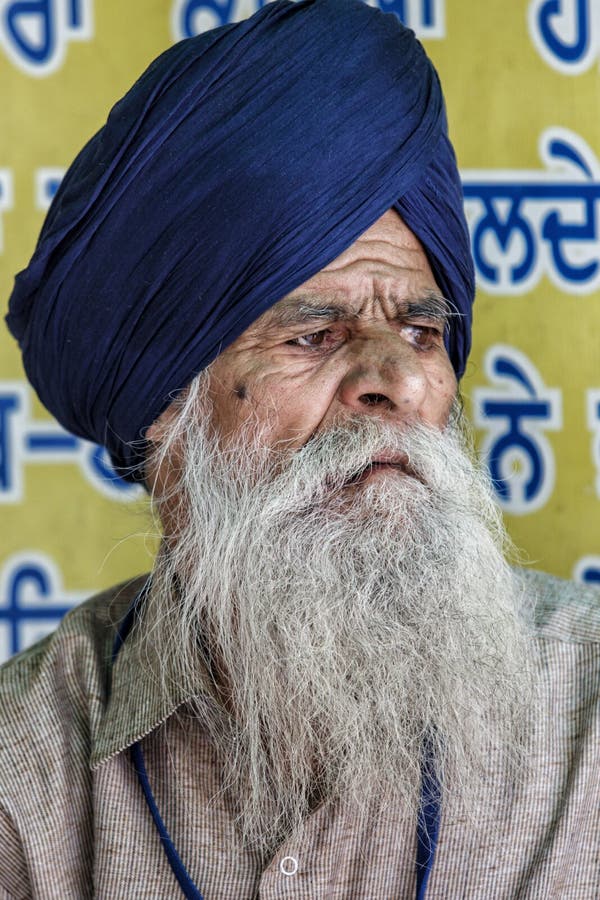 Oude mens die de Sikh Tempel van Gurdwara bezoeken stock foto Oude mens die de Sikh Tempel van Gurdwara bezoeken stock foto