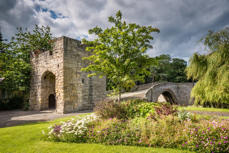 Oude middeleeuwse brug bij Warkworth royalty-vrije stock fotografie