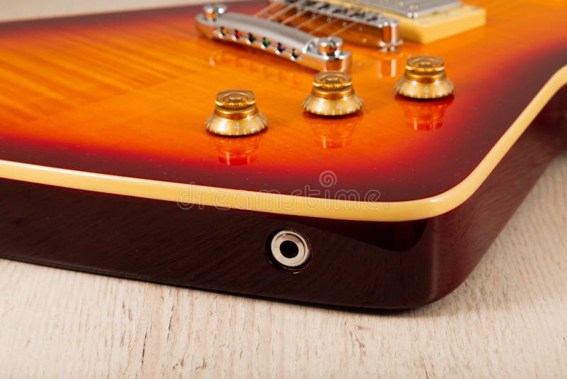 Oude mooie elektrische gitaar op een achtergrond van hout