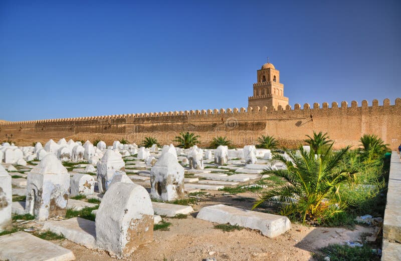 Oude moslimbegraafplaats dichtbij Grote Moskee in Kairouan, Sahara Desert, Tunesië, Afrika, HDR stock foto Oude moslimbegraafplaats dichtbij Grote Moskee in Kairouan, Sahara Desert, Tunesië, Afrika, HDR stock foto