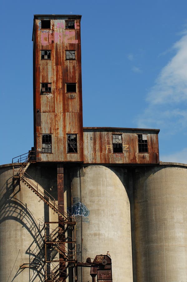 These abandoned factories are rare to find in Montreal because they convert all those buildings in condos or apartments. These abandoned factories are rare to find in Montreal because they convert all those buildings in condos or apartments