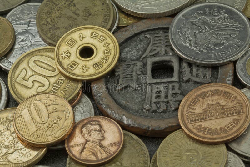 Oude muntstukken van verscheidene landen stock afbeelding Oude muntstukken van verscheidene landen stock afbeelding