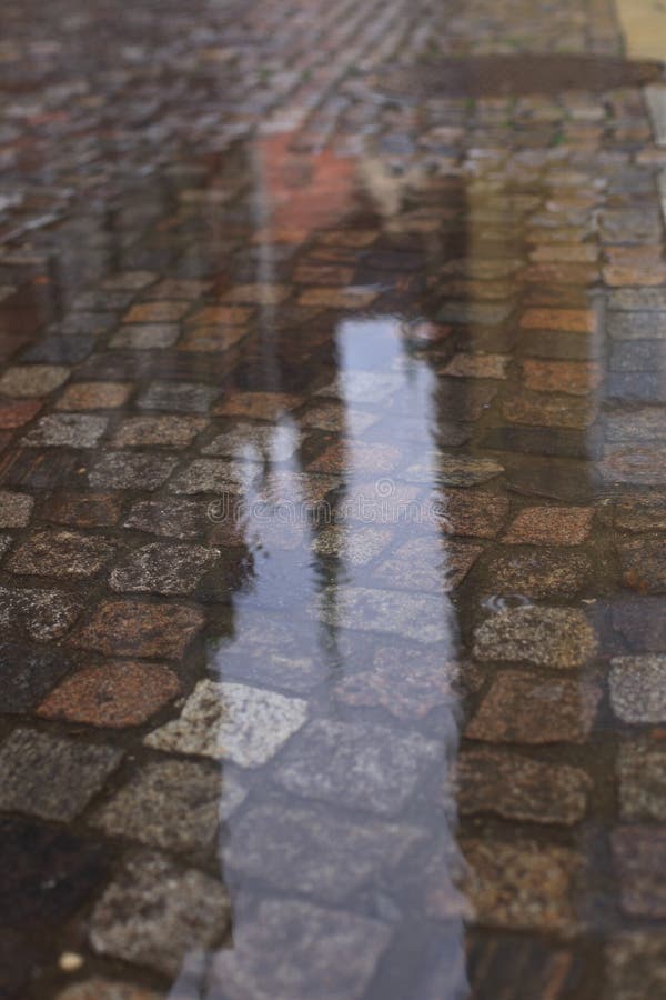 Oude natte kei in de regen royalty-vrije stock fotografie Oude natte kei in de regen royalty-vrije stock fotografie