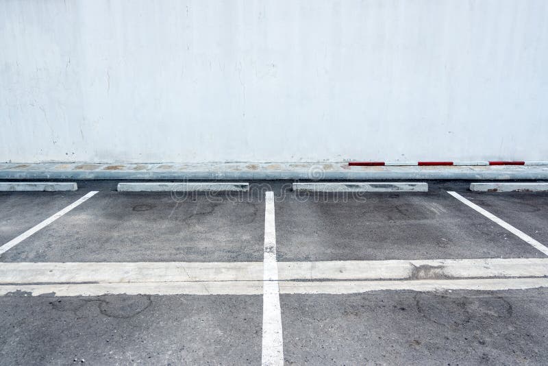 Oude oppervlakte en wit geschilderd teken voor de lijn van de parkerengroef stock afbeeldingen Oude oppervlakte en wit geschilderd teken voor de lijn van de parkerengroef stock afbeeldingen