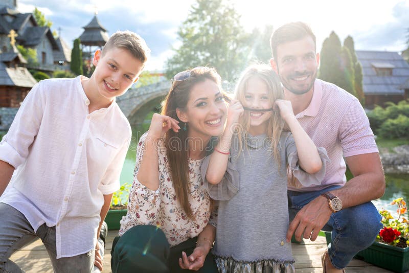 Oude ouders met hun kinderen royalty-vrije stock afbeeldingen Oude ouders met hun kinderen royalty-vrije stock afbeeldingen