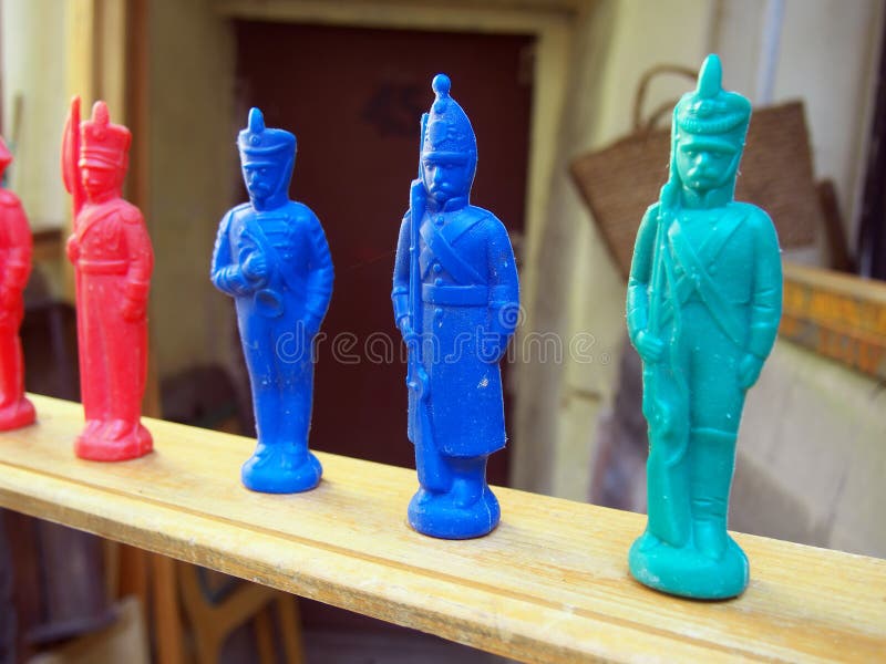 Oude plastic stuk speelgoed militair van de tribunes van de USSR op een houten plank stock fotografie Oude plastic stuk speelgoed militair van de tribunes van de USSR op een houten plank stock fotografie