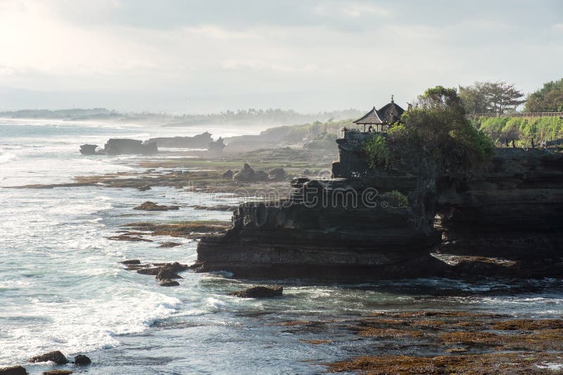 Oude Pura Batu Bolong-tempel op rotsachtige berg bij kustlijn royalty-vrije stock fotografie Oude Pura Batu Bolong-tempel op rotsachtige berg bij kustlijn royalty-vrije stock fotografie