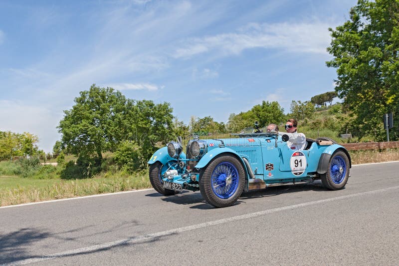 Oude raceauto Aston Martin Le Mans in Mille Miglia 2014 royalty-vrije stock fotografie Oude raceauto Aston Martin Le Mans in Mille Miglia 2014 royalty-vrije stock fotografie