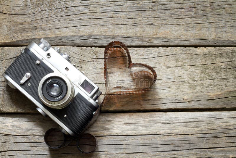 Oude retro camera met de fotografieconcept van de hartliefde royalty-vrije stock afbeelding Oude retro camera met de fotografieconcept van de hartliefde royalty-vrije stock afbeelding