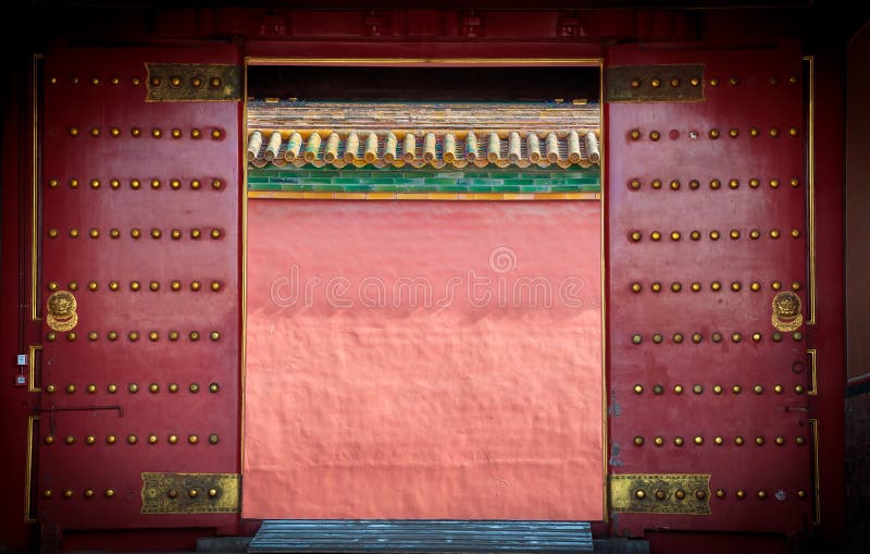 Oude rode houten deuren bij de Verboden Stad, Peking stock fotografie Oude rode houten deuren bij de Verboden Stad, Peking stock fotografie