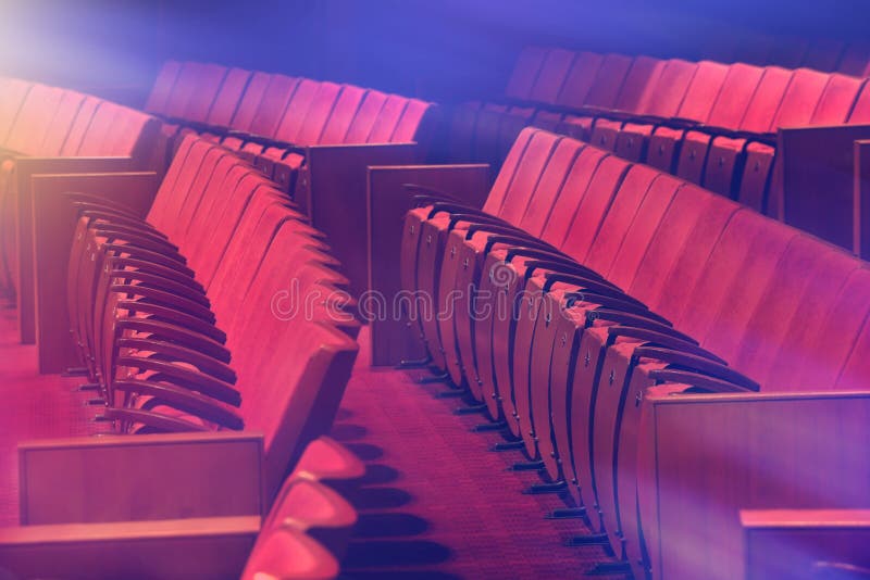 Oude rode stoelen bij het lege theater royalty-vrije stock afbeelding Oude rode stoelen bij het lege theater royalty-vrije stock afbeelding