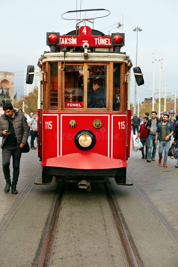 Oude Rode Tram bij Stadsstraat, Elektrische Vervoer taksim-Tunel stock fotografie Oude Rode Tram bij Stadsstraat, Elektrische Vervoer taksim-Tunel stock fotografie