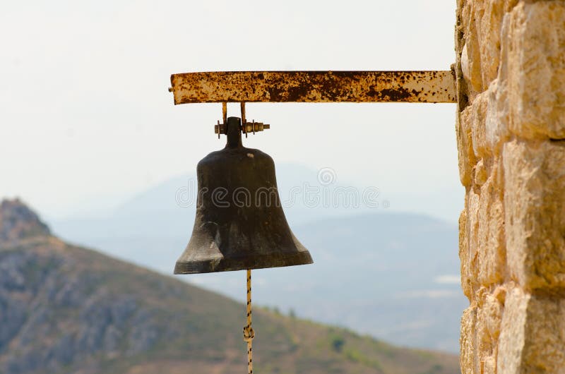 Oude roestige staal grote klok van kerk met binnen kabel op steenmuur royalty-vrije stock fotografie Oude roestige staal grote klok van kerk met binnen kabel op steenmuur royalty-vrije stock fotografie