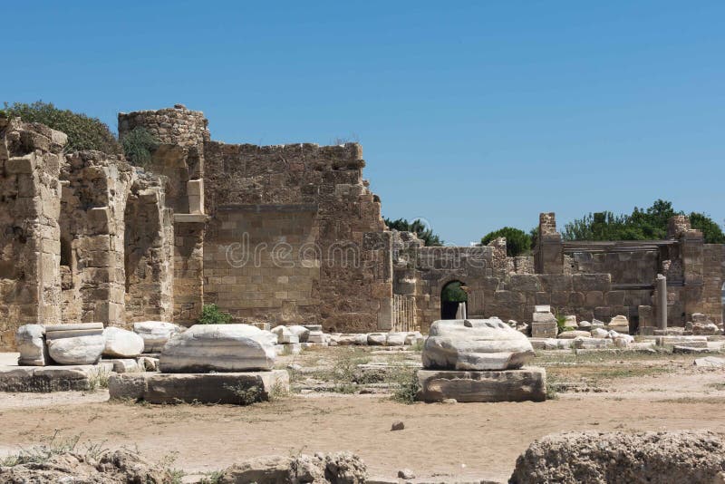 Oude Ruïnes in Kant, Turkije Mooie ruïnes van een deel van de tempel van Appalon, tegen de blauwe hemel stock foto's Oude Ruïnes in Kant, Turkije Mooie ruïnes van een deel van de tempel van Appalon, tegen de blauwe hemel stock foto's