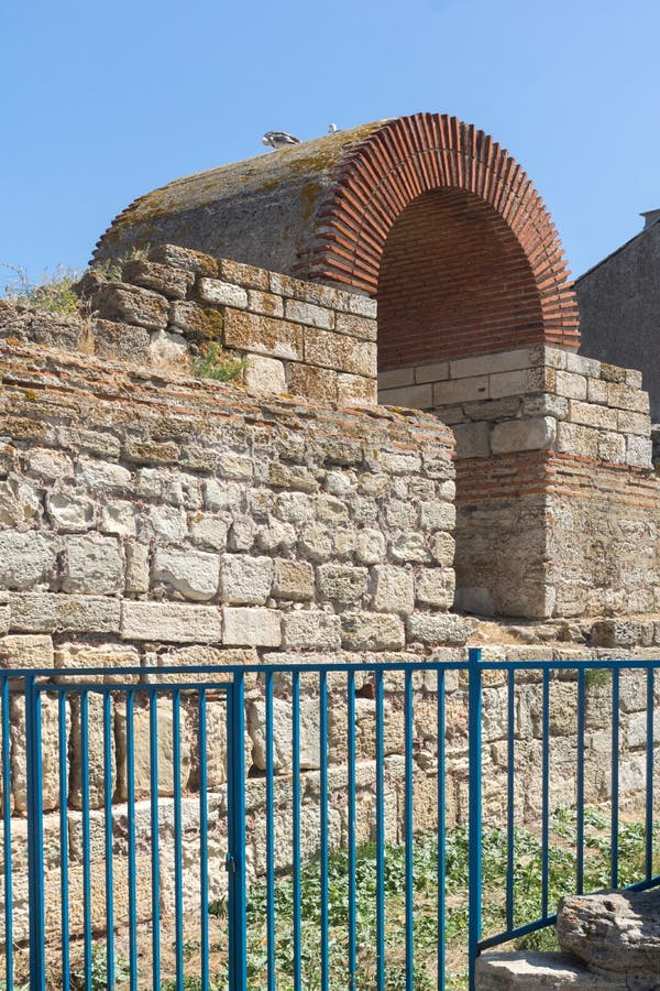 Oude ruïnes van Vestingwerken bij de ingang van oude stad van Nessebar, Bulgarije stock foto Oude ruïnes van Vestingwerken bij de ingang van oude stad van Nessebar, Bulgarije stock foto