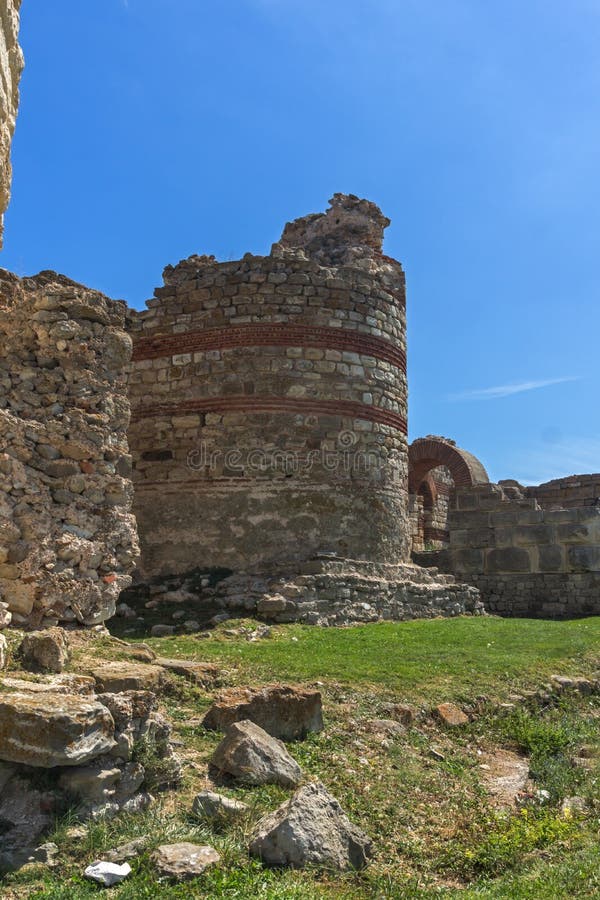 Oude ruïnes van Vestingwerken bij de ingang van oude stad van Nessebar, Bulgarije stock foto Oude ruïnes van Vestingwerken bij de ingang van oude stad van Nessebar, Bulgarije stock foto