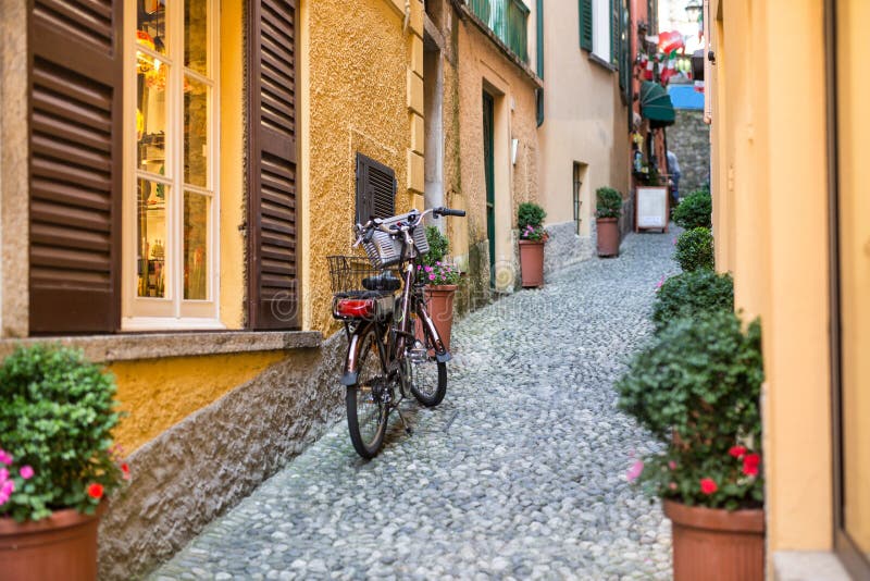 Oude schilderachtige straat met verbazende mening in mooie Bellagio, Como-meer, Itali? royalty-vrije stock foto Oude schilderachtige straat met verbazende mening in mooie Bellagio, Como-meer, Itali? royalty-vrije stock foto