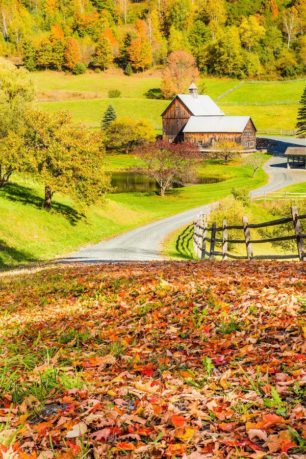 Oude schuur in mooi de herfstlandschap van Vermont stock foto Oude schuur in mooi de herfstlandschap van Vermont stock foto