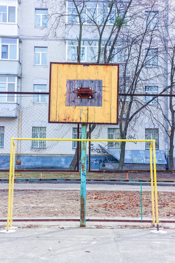 Oude sportengrond in de werf Basketbalring Poorten voor voetbal royalty-vrije stock fotografie Oude sportengrond in de werf Basketbalring Poorten voor voetbal royalty-vrije stock fotografie