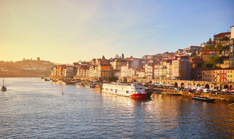 Oude stadsribeira lucht de promenademening van Portugal, Porto met kleurrijke huizen, Douro-rivier en boten Concept wereldreis, royalty-vrije stock afbeelding Oude stadsribeira lucht de promenademening van Portugal, Porto met kleurrijke huizen, Douro-rivier en boten Concept wereldreis, royalty-vrije stock afbeelding