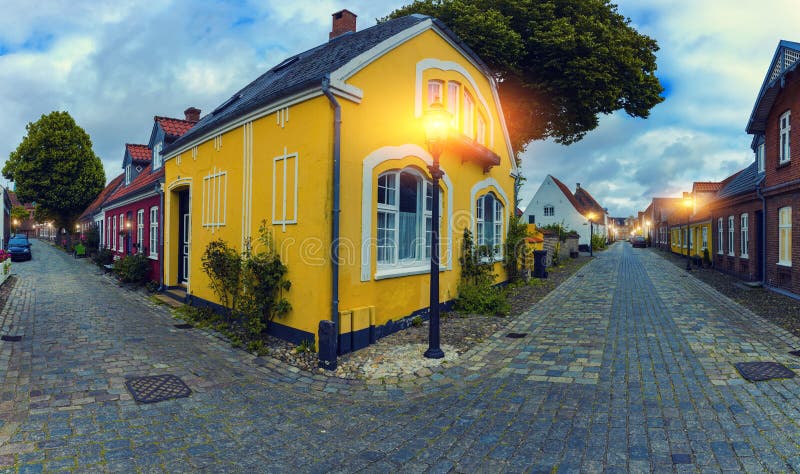 Oude Stadsstraat bij Schemering, Ribe, Denemarken stock foto's Oude Stadsstraat bij Schemering, Ribe, Denemarken stock foto's