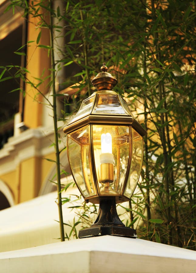 Oude straatlantaarn met klassieke stijl, uitstekende straatlantaarn, de oude lamp van de manier decoratieve weg stock foto's Oude straatlantaarn met klassieke stijl, uitstekende straatlantaarn, de oude lamp van de manier decoratieve weg stock foto's