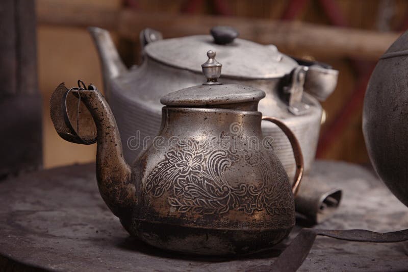 Dosering duidelijkheid Af en toe Oude Theepot En Ketel in Een Kyrgyz Yurtkeuken Stock Afbeelding - Image of  ketel, koken: 43847907