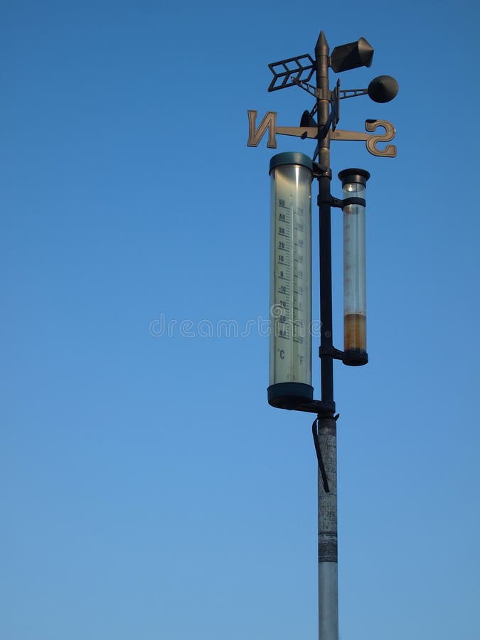 Oude thermometer tegen de blauwe hemel royalty-vrije stock afbeeldingen Oude thermometer tegen de blauwe hemel royalty-vrije stock afbeeldingen