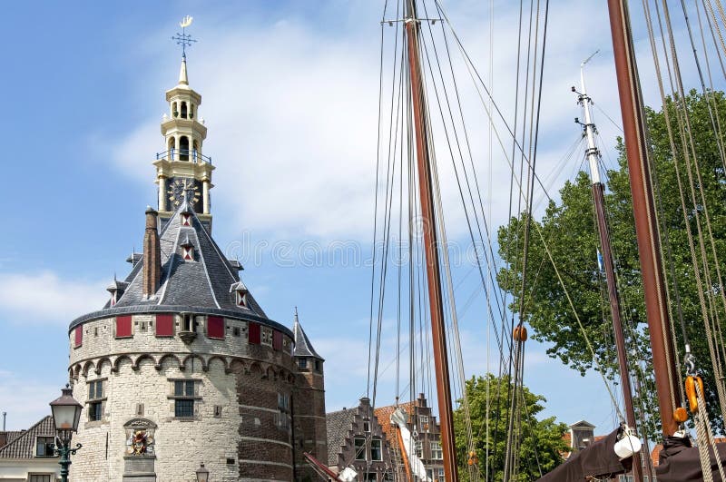 Oude toren Hoofdtoren en de masten van varende schepen stock foto's Oude toren Hoofdtoren en de masten van varende schepen stock foto's