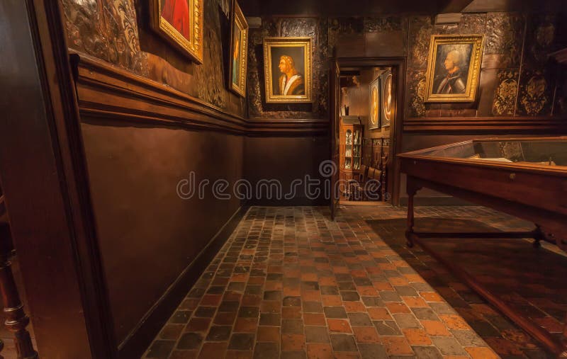 Oude vloer en muurschilderijen binnen historisch drukmuseum van plantin-Moretus, Unesco-de Plaats van de Werelderfenis stock afbeelding Oude vloer en muurschilderijen binnen historisch drukmuseum van plantin-Moretus, Unesco-de Plaats van de Werelderfenis stock afbeelding