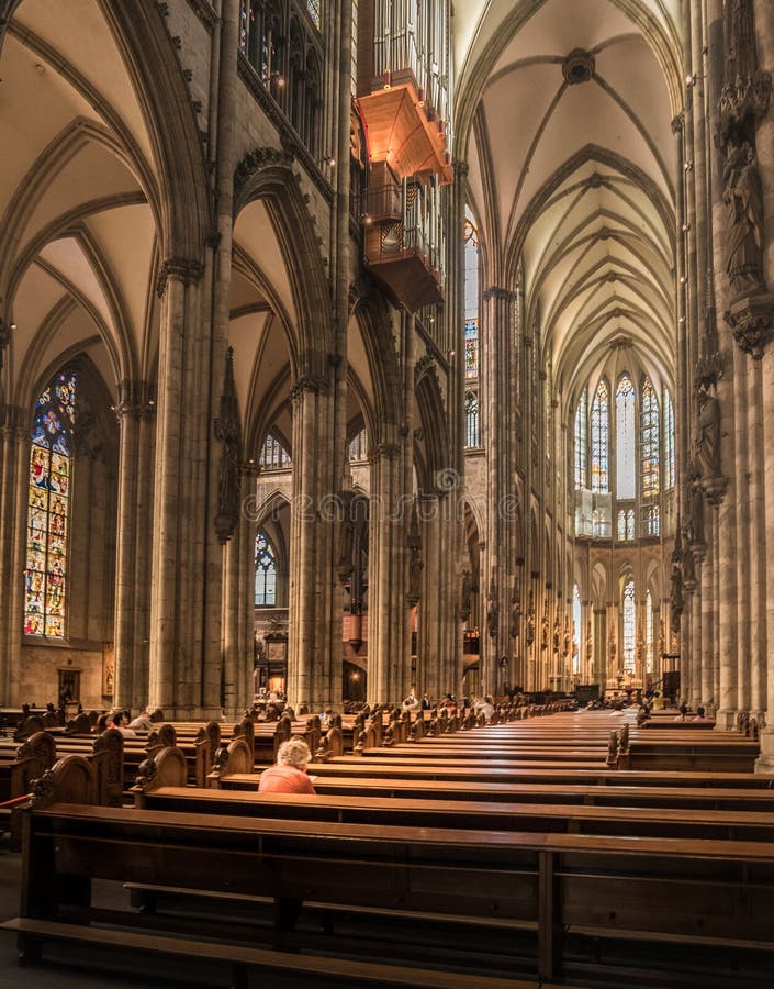 Oude vrouwen die in de kathedraal van Keulen in Bonn, Duitsland bidden royalty-vrije stock afbeelding Oude vrouwen die in de kathedraal van Keulen in Bonn, Duitsland bidden royalty-vrije stock afbeelding