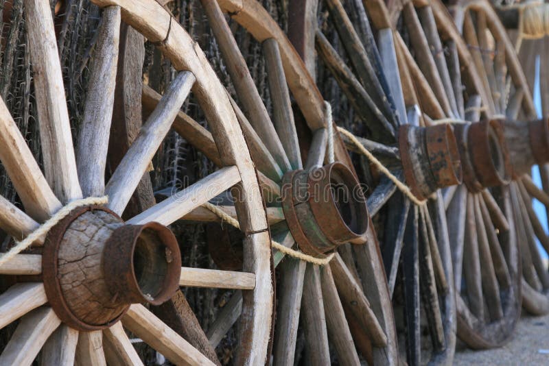 Oude wagenwielen stock afbeeldingen Oude wagenwielen stock afbeeldingen